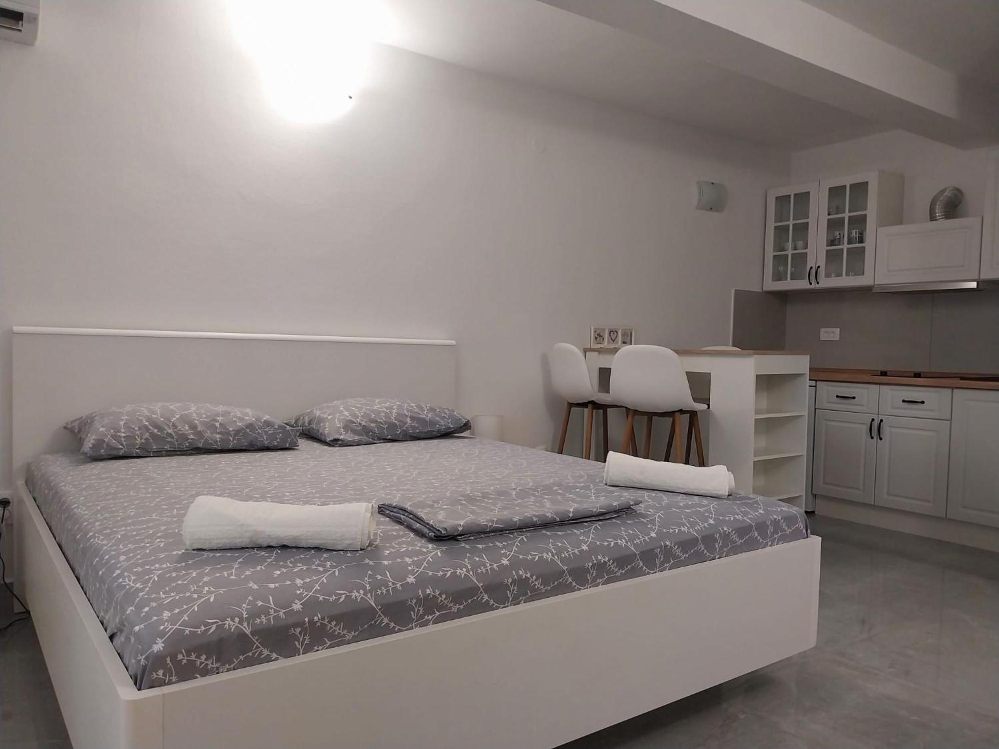 Apartments Lumbarda Bilik gambar